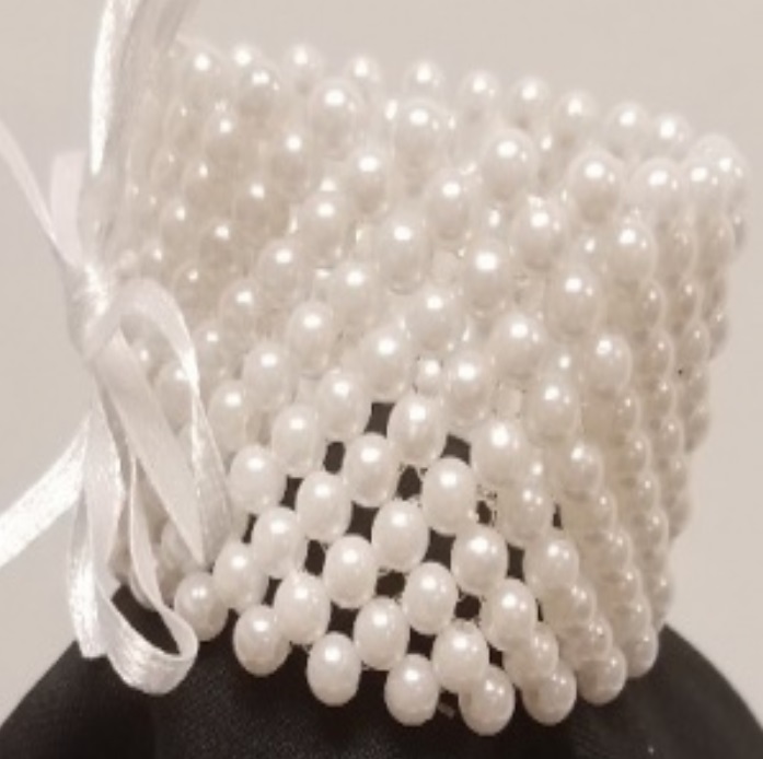 WHITE PEARL WRISTLET