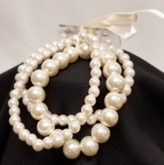 IVORY MIXED SIZE PEARL WRISTLET