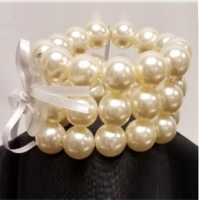 IVORY LARGE PEARL WRISTLET
